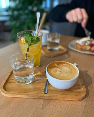 Krásný pátek, přátelé. ☕️ Snídaně @bistro_za_rohem 🥧 Zimní ovesná kaše s pečenými jablky, datlový sirup, … ☕️ Novinka...