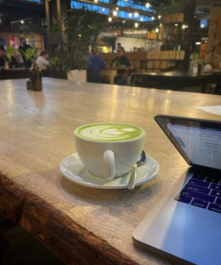 Podvečerní kancelář 💻🪴dnes tady. 🌿 Matcha latté 🌿 #matcha #kavarna #pohodovejkancl